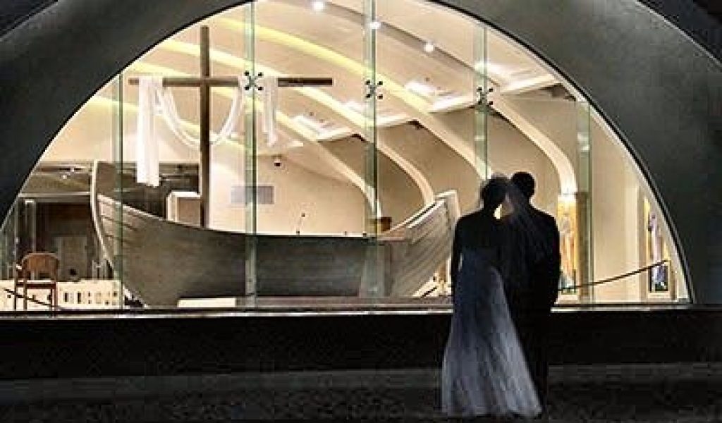 Un lugar ideal para empezar un matrimonio cristiano: se celebra la primera boda en Duc in Altum