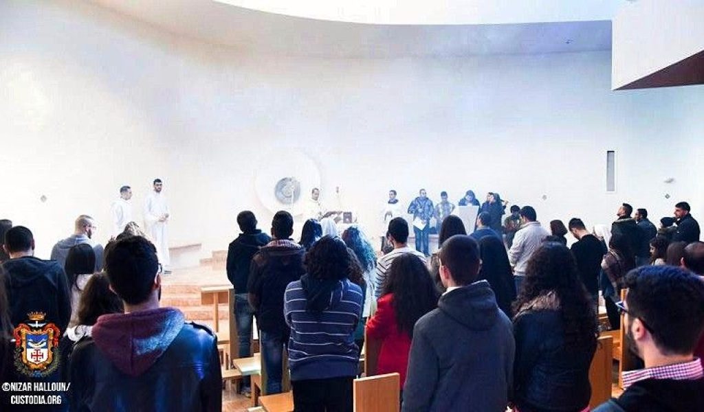 Jóvenes de Tierra Santa, peregrinos en Belén con los franciscanos para crear comunidad cristiana