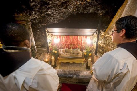 Misa de Navidad en Belén, donde todo empezó: la Plaza del Pesebre habla todas las lenguas