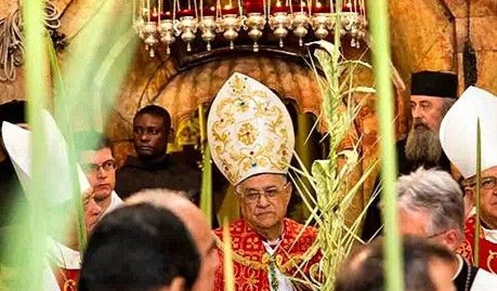 Dos bellos momentos del Domingo de Ramos: al alba el Santo Sepulcro y la alegre procesión vespertina