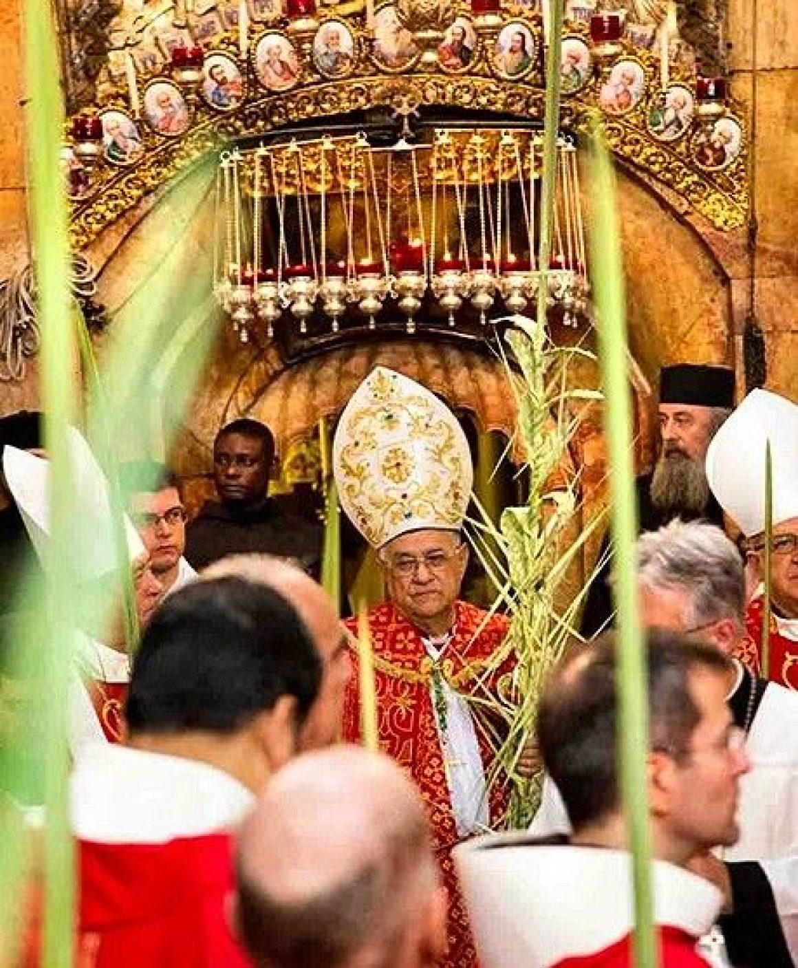 Dos bellos momentos del Domingo de Ramos: al alba el Santo Sepulcro y la alegre procesión vespertina