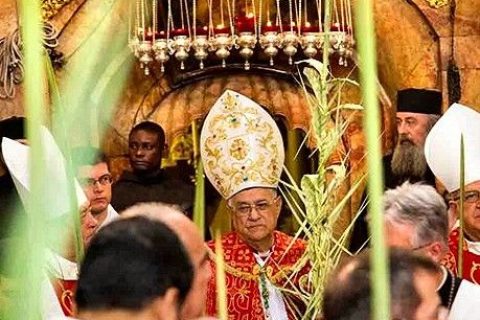 Dos bellos momentos del Domingo de Ramos: al alba el Santo Sepulcro y la alegre procesión vespertina