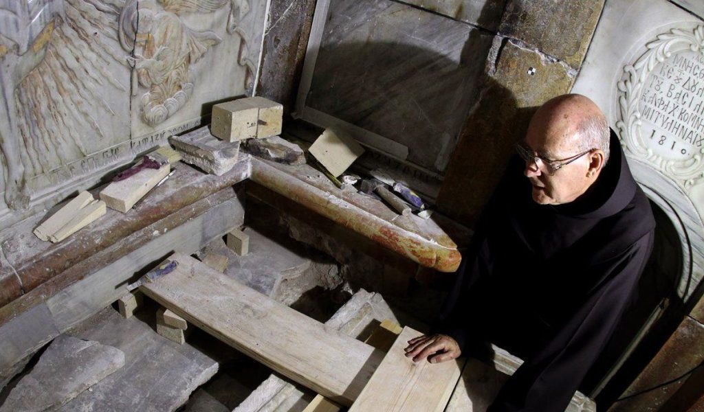 En el Santo Sepulcro, unas reparaciones dejan al descubierto la roca que acogió el cuerpo de Cristo