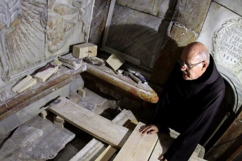 En el Santo Sepulcro, unas reparaciones dejan al descubierto la roca que acogió el cuerpo de Cristo