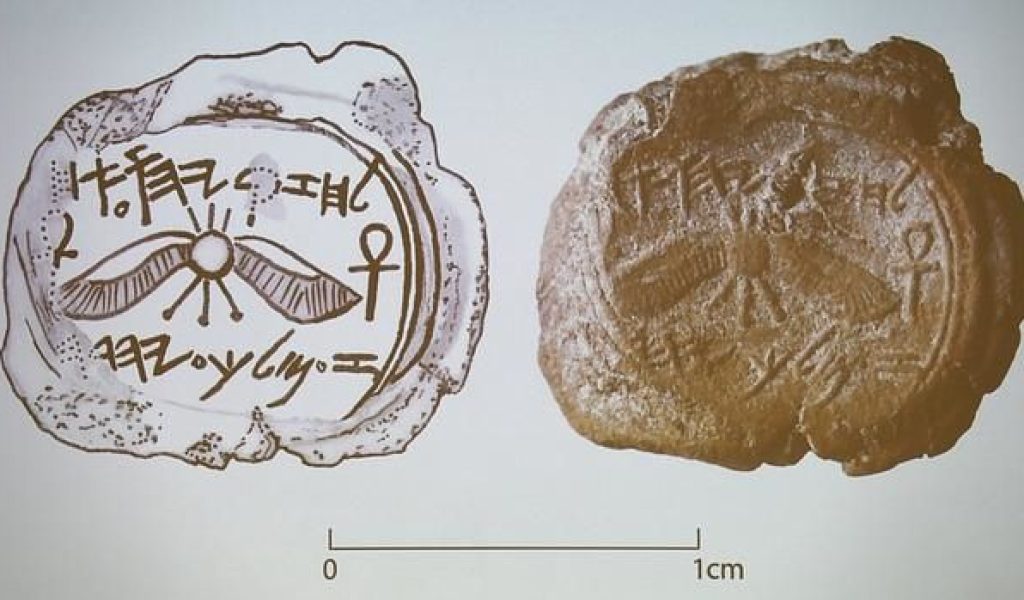 Hallan en Jerusalén un sello de arcilla del rey bíblico Ezequías con más de 2700 años de antigüedad