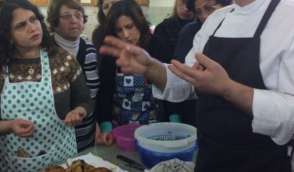 En Belén, madres cristianas y musulmanas aprenden juntas a cocinar con el chef Issa y una nutricionista