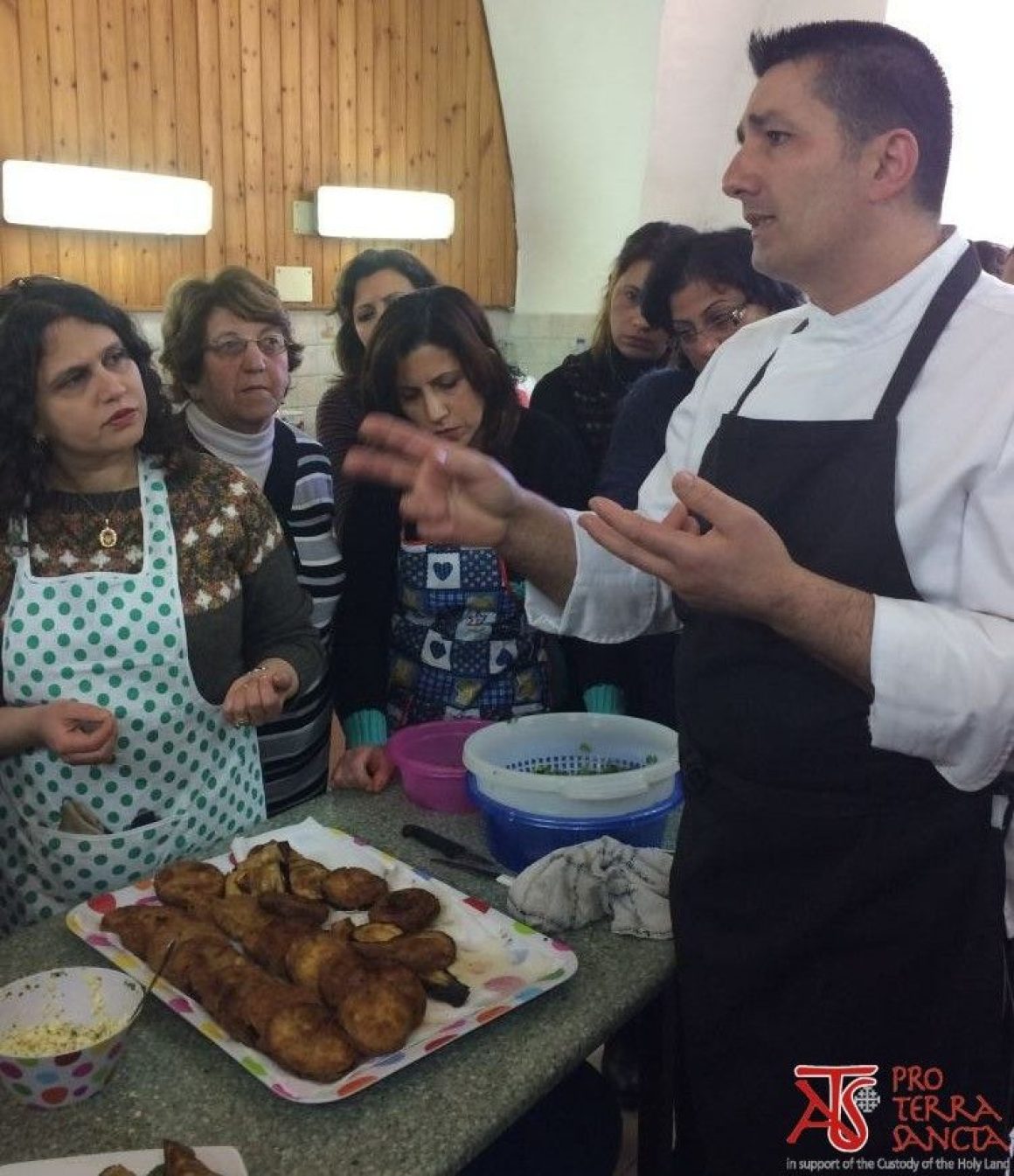 En Belén, madres cristianas y musulmanas aprenden juntas a cocinar con el chef Issa y una nutricionista