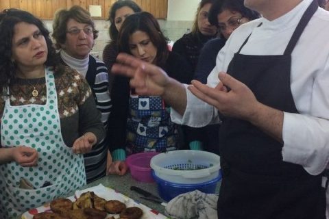 En Belén, madres cristianas y musulmanas aprenden juntas a cocinar con el chef Issa y una nutricionista