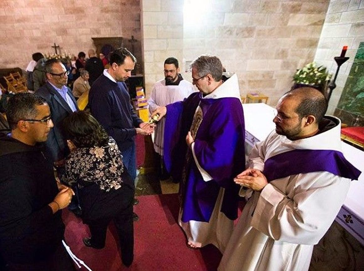 La unción de las manos con óleo perfumado, un rito para la «nueva» peregrinación a Betania