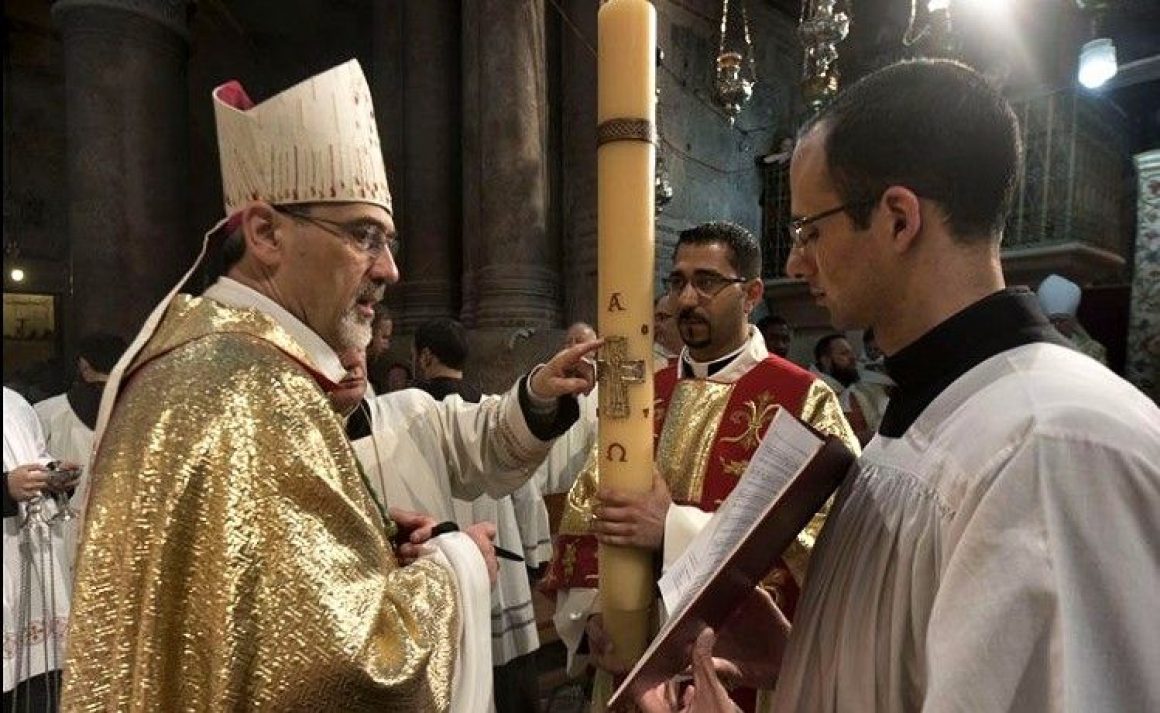 La impresionante Vigilia Pascual junto al Edículo: «No soy digna de celebrarla aquí», se emocionaba una peregrina