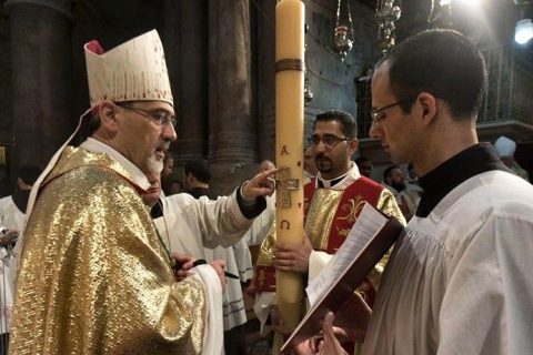 La impresionante Vigilia Pascual junto al Edículo: «No soy digna de celebrarla aquí», se emocionaba una peregrina