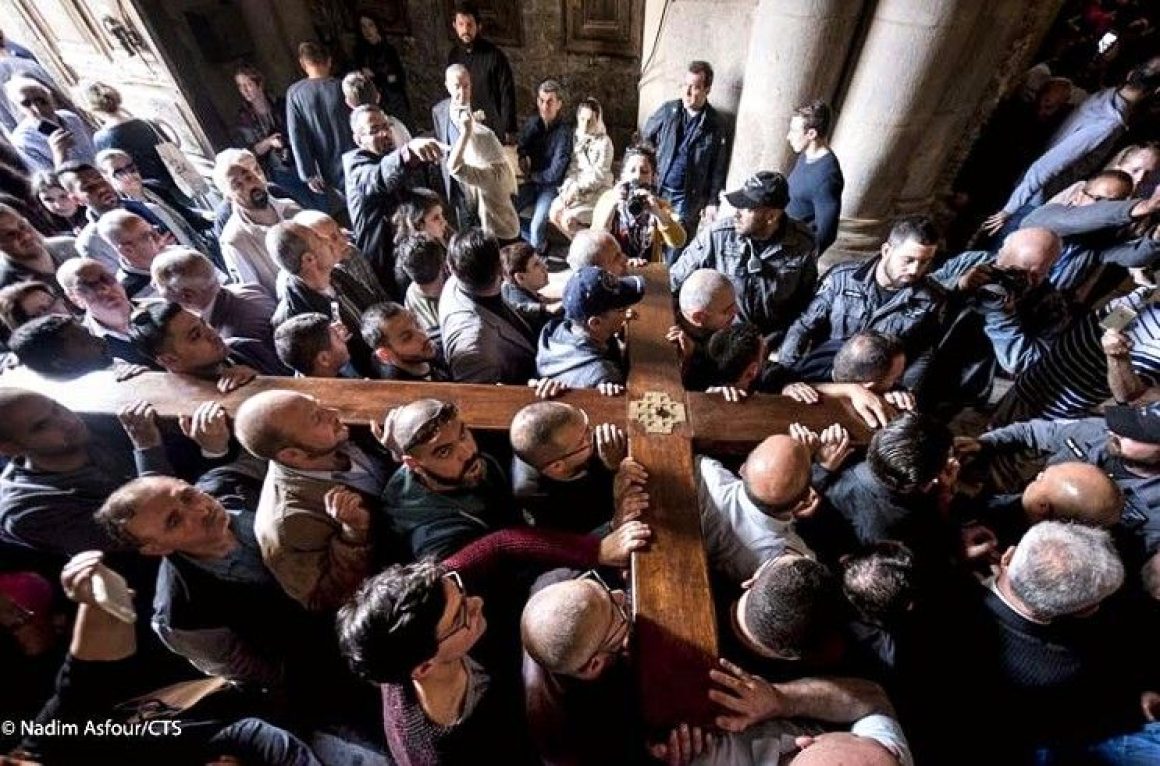 Via Crucis: «En otros lugares celebran el tiempo, el Viernes Santo; aquí celebramos también el espacio»