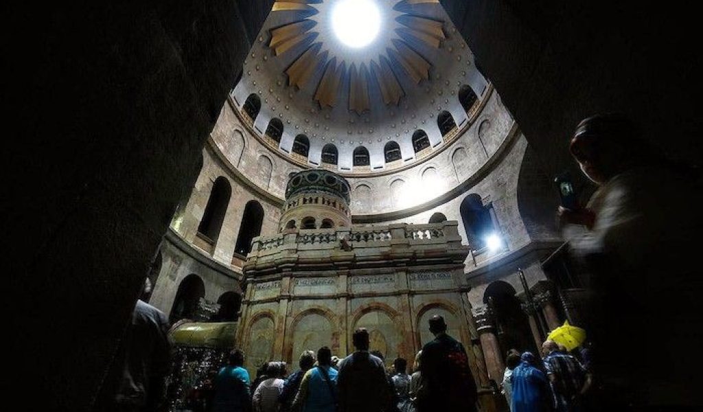 Se cae parte del techo de la basílica del Santo Sepulcro, sin causar víctimas entre los fieles del templo