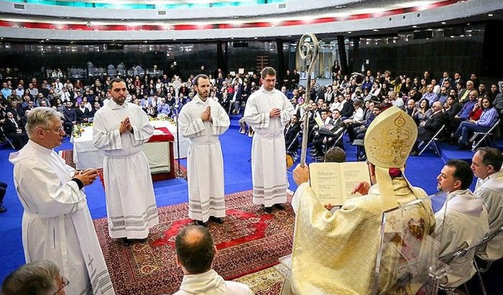 Pizzaballa ordena tres diáconos en Domus Galilaeae y les pide «ponerse al servicio de los demás y dar la vida»