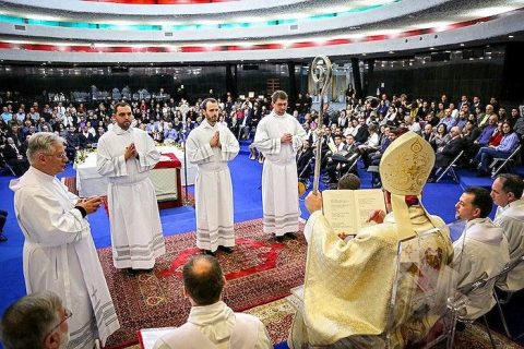 Pizzaballa ordena tres diáconos en Domus Galilaeae y les pide «ponerse al servicio de los demás y dar la vida»