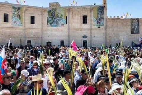 Multitudinaria procesión del Domingo de Ramos en Jerusalén: «Somos parte de esta ciudad», proclamó Pizzaballa