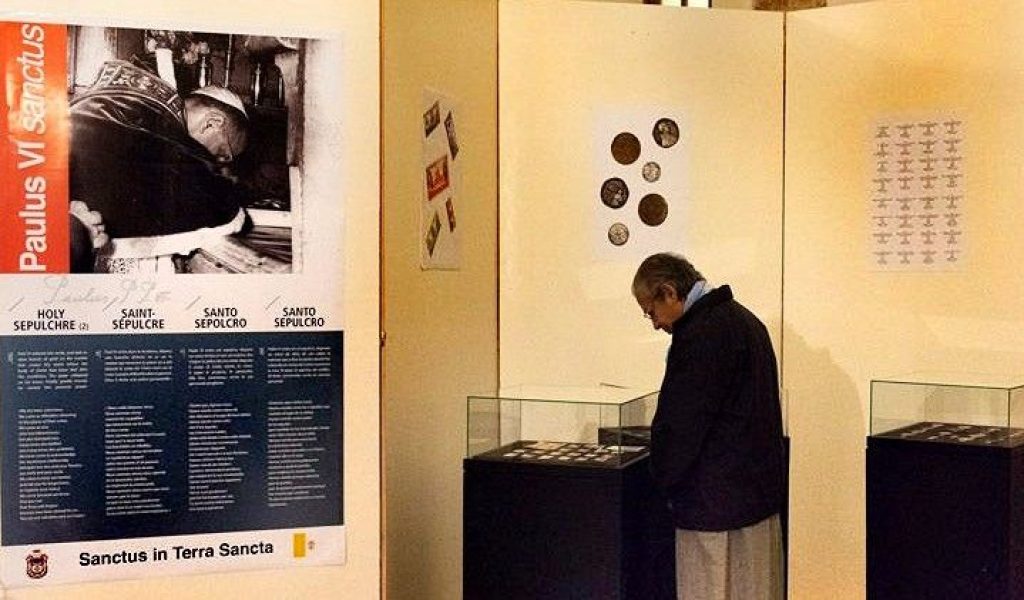 La oración de Pablo VI ante el Santo Sepulcro, releída en una exposición que conmemora su viaje a Tierra Santa