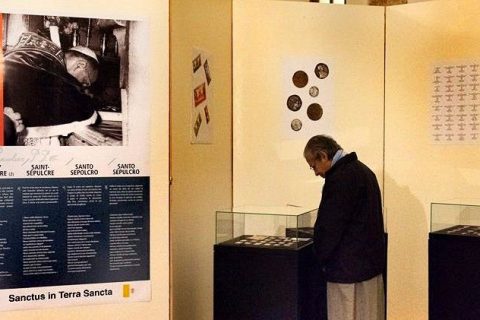 La oración de Pablo VI ante el Santo Sepulcro, releída en una exposición que conmemora su viaje a Tierra Santa