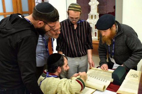 Los estudiosos de la Universidad Hebrea de Jerusalén, entusiasmados con las Biblias de la Custodia