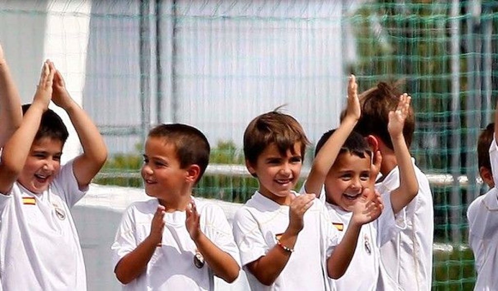 «Un equipo de leyenda en una ciudad de leyenda»: 2500 niños entrenan en Jerusalén en un clínic del Real Madrid