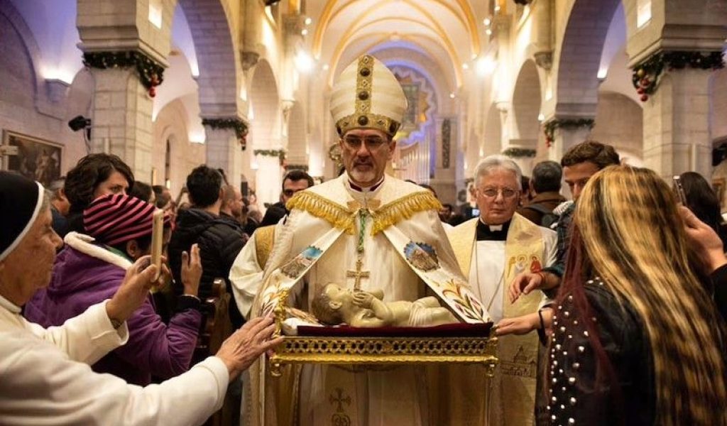 Pizzaballa, en Nochebuena: el pesebre no resolverá todos los problemas, pero «el Niño Jesús nos hará felices»