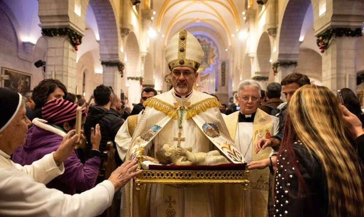 Pizzaballa, en Nochebuena: el pesebre no resolverá todos los problemas, pero «el Niño Jesús nos hará felices»