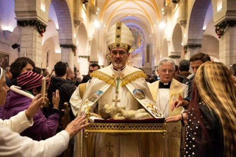 Pizzaballa, en Nochebuena: el pesebre no resolverá todos los problemas, pero «el Niño Jesús nos hará felices»