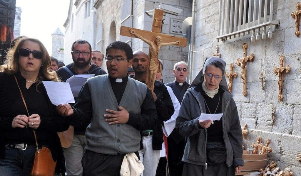 Cinco argumentos que ayudan a convertirse al catolicismo y se encuentran peregrinando a Tierra Santa