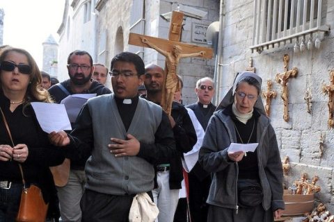 Cinco argumentos que ayudan a convertirse al catolicismo y se encuentran peregrinando a Tierra Santa