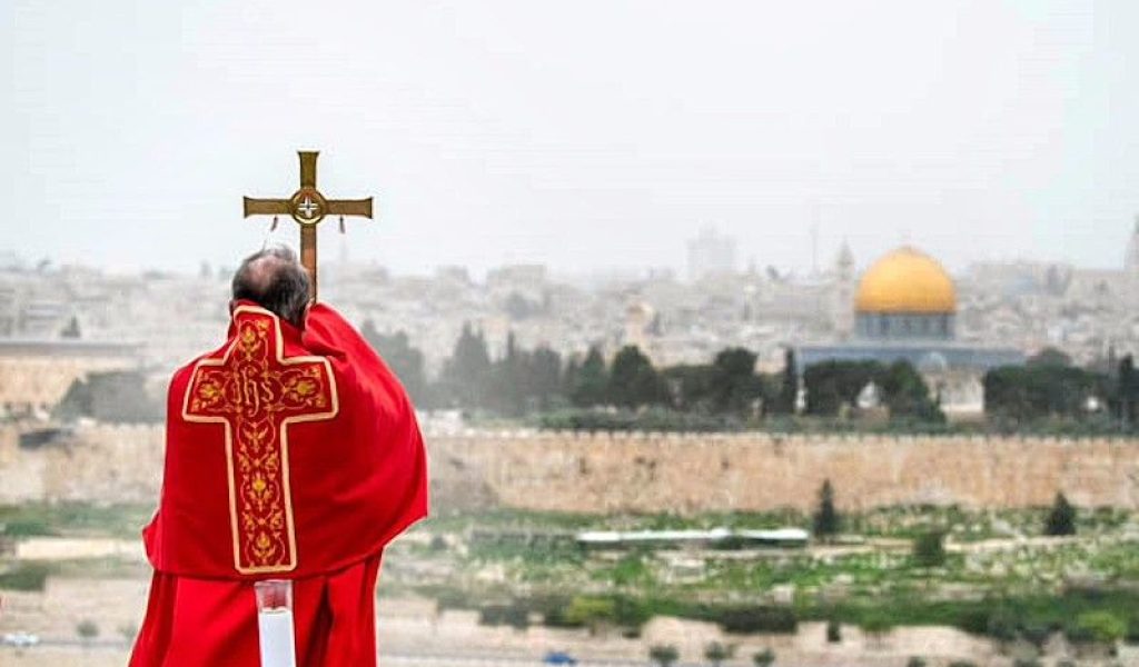 Desde el Monte de los Olivos, Pizzaballa bendijo Jerusalén: «Es el símbolo de la Iglesia y de la humanidad»