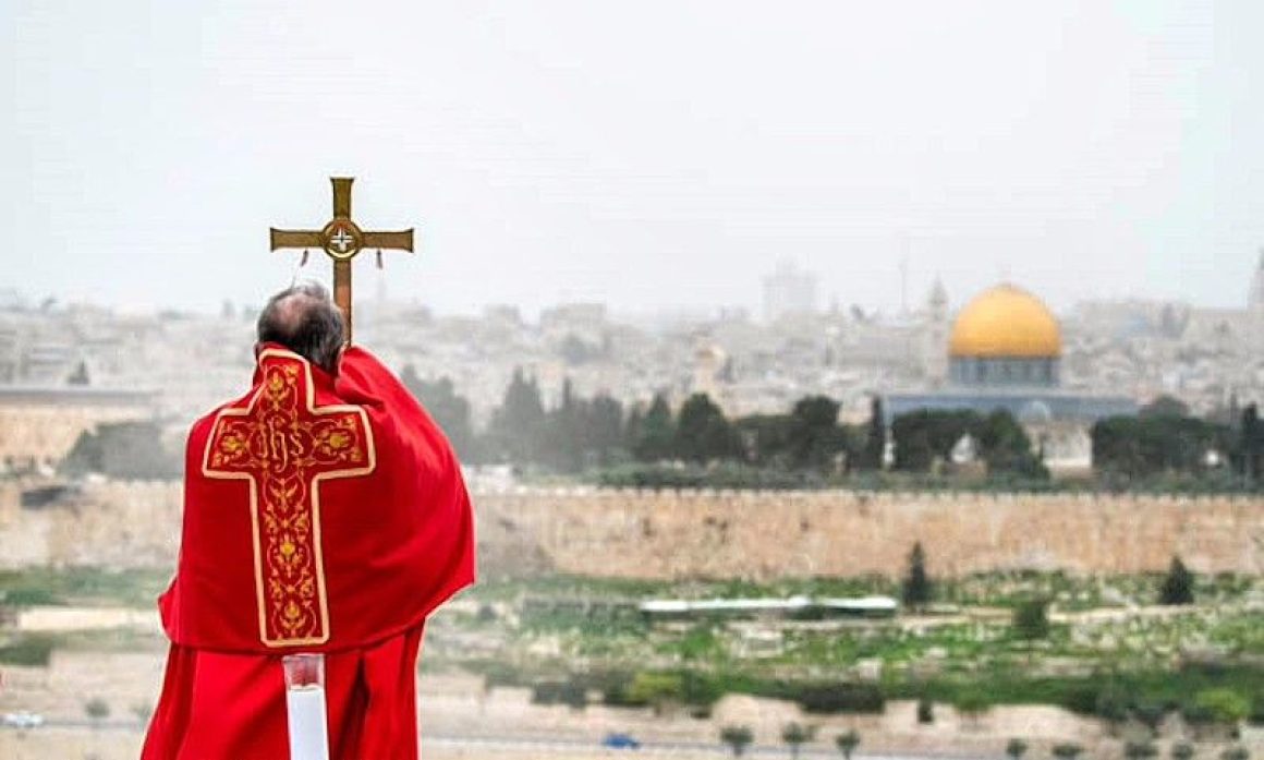 Desde el Monte de los Olivos, Pizzaballa bendijo Jerusalén: «Es el símbolo de la Iglesia y de la humanidad»