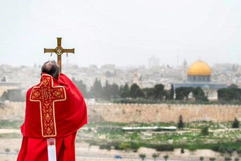 Desde el Monte de los Olivos, Pizzaballa bendijo Jerusalén: «Es el símbolo de la Iglesia y de la humanidad»