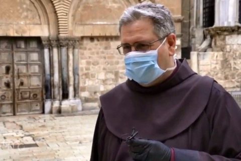 Via Crucis de cuatro franciscanos y la escolta: «Da una idea de la gravedad de la situación que se está viviendo»