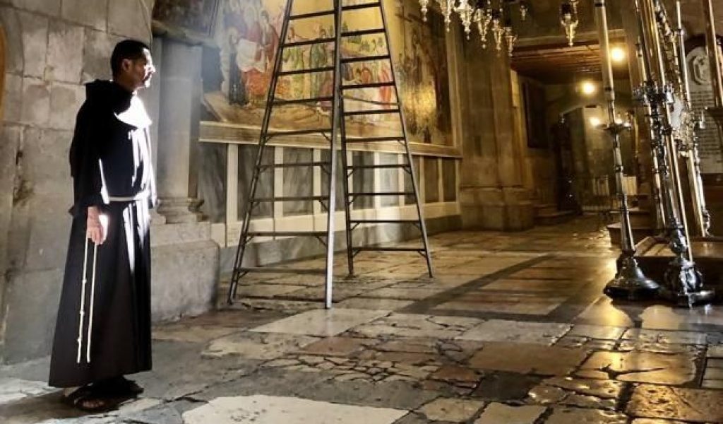 Comida por la ventana, problemas con la basura… y mucha oración: el confinamiento en el Santo Sepulcro