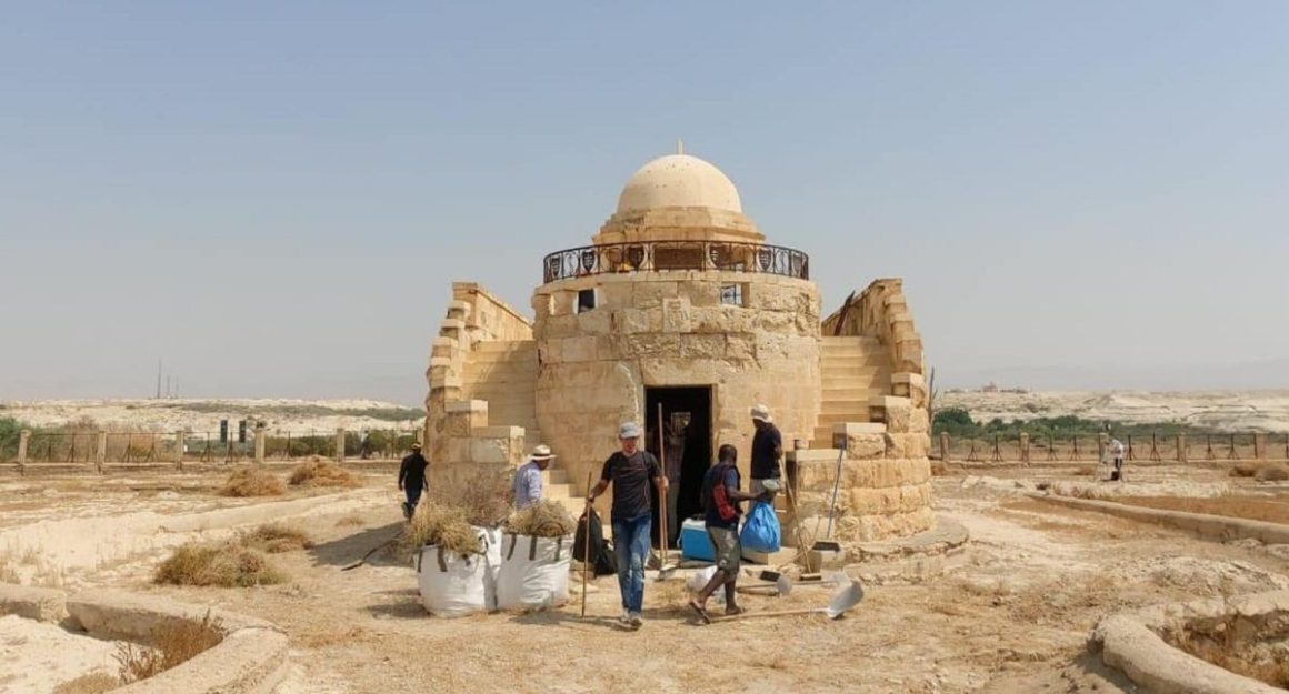 Los franciscanos acondicionan ya la iglesia que estaba rodeada de minas y que les obligaron a abandonar en 1968