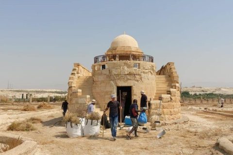 Los franciscanos acondicionan ya la iglesia que estaba rodeada de minas y que les obligaron a abandonar en 1968