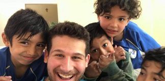 Alec Hufford con los niños inmigrantes cristianos de Jerusalén
