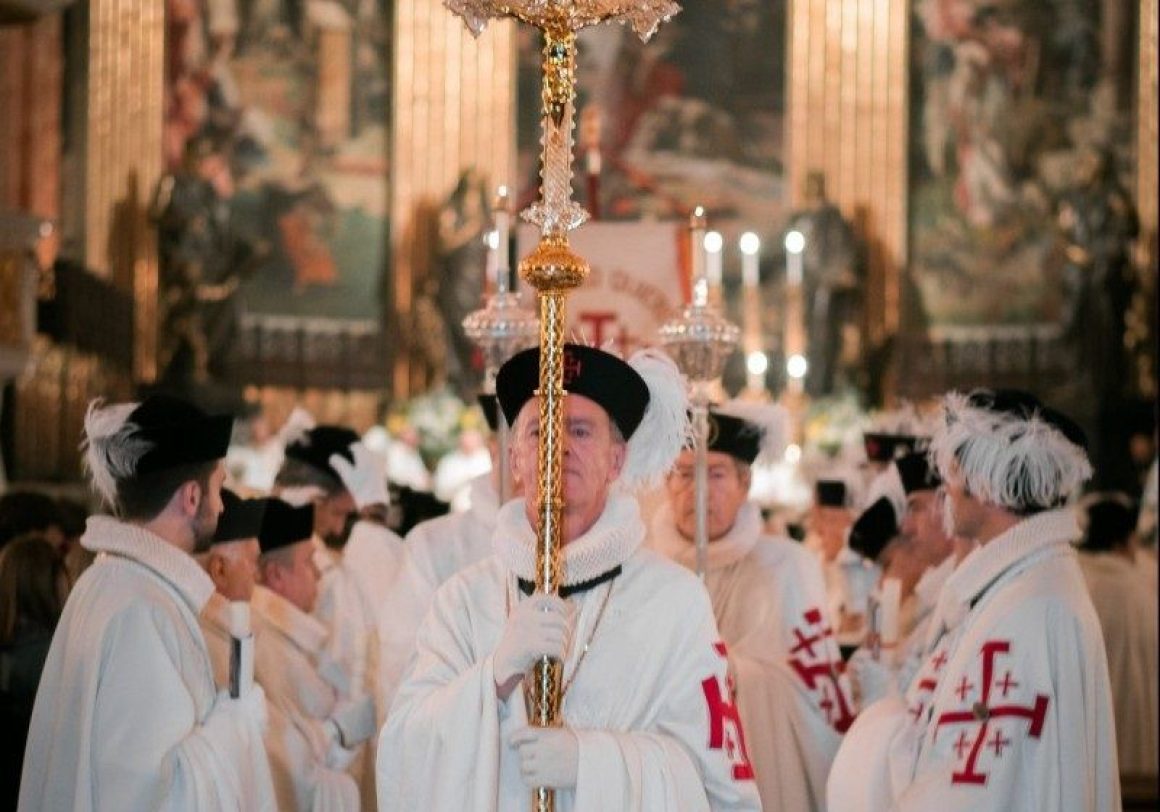 Caballeros de la Orden del Santo Sepulcro de Jerusalén siguen protegiendo Tierra Santa, pero ahora del Covid-19