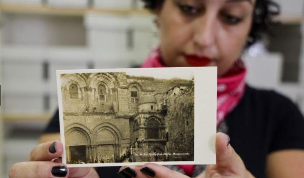 Un coleccionista dona en Jerusalén 130.000 postales enviadas desde Tierra Santa: un peculiar vistazo a siglo y medio de historia