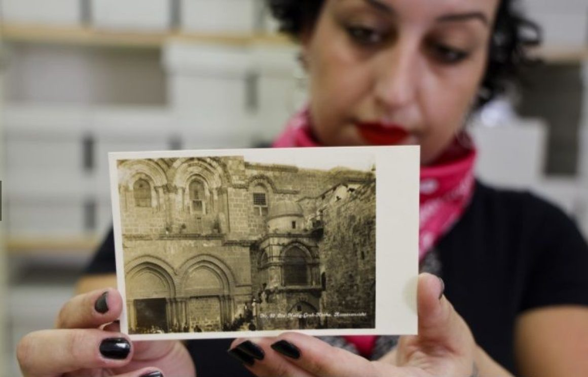 Un coleccionista dona en Jerusalén 130.000 postales enviadas desde Tierra Santa: un peculiar vistazo a siglo y medio de historia