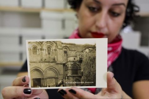 Un coleccionista dona en Jerusalén 130.000 postales enviadas desde Tierra Santa: un peculiar vistazo a siglo y medio de historia