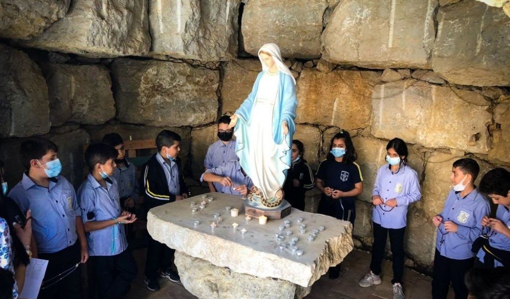 Los niños cristianos de las escuelas del Patriarcado se unen al rezo mundial del Rosario: así lo hicieron en la palestina Ramala