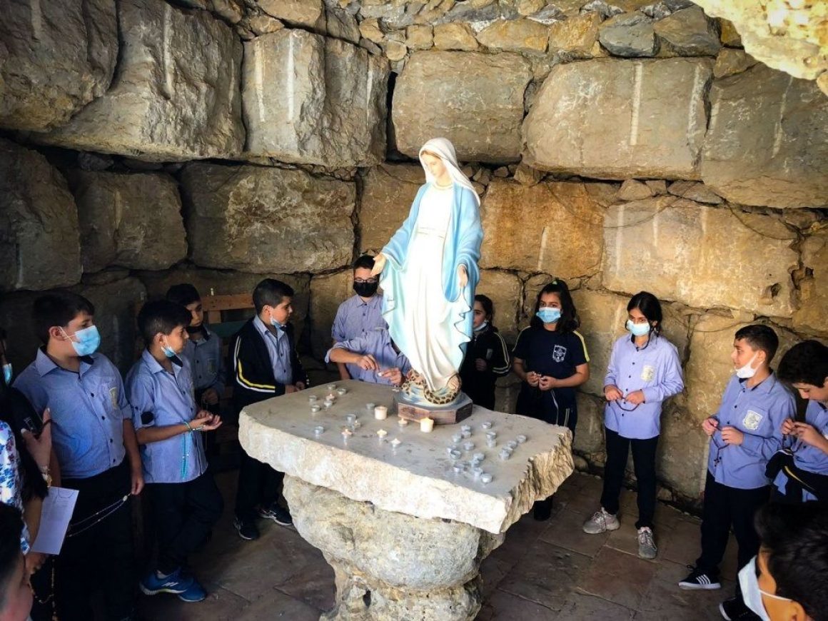 Los niños cristianos de las escuelas del Patriarcado se unen al rezo mundial del Rosario: así lo hicieron en la palestina Ramala