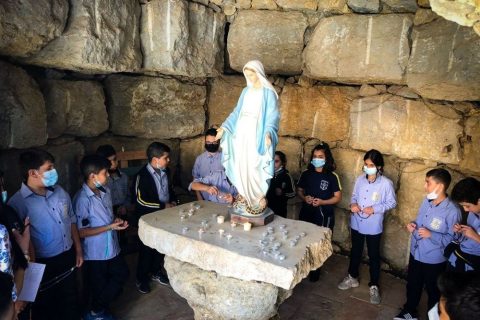 Los niños cristianos de las escuelas del Patriarcado se unen al rezo mundial del Rosario: así lo hicieron en la palestina Ramala