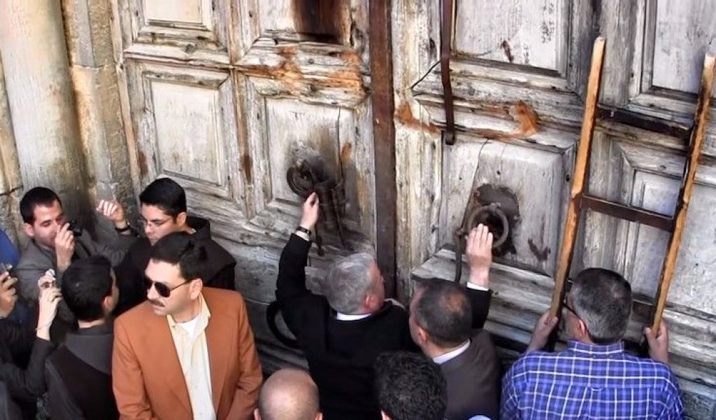 Dos familias musulmanas se transmiten desde hace siglos el honor de abrir la basílica del Santo Sepulcro