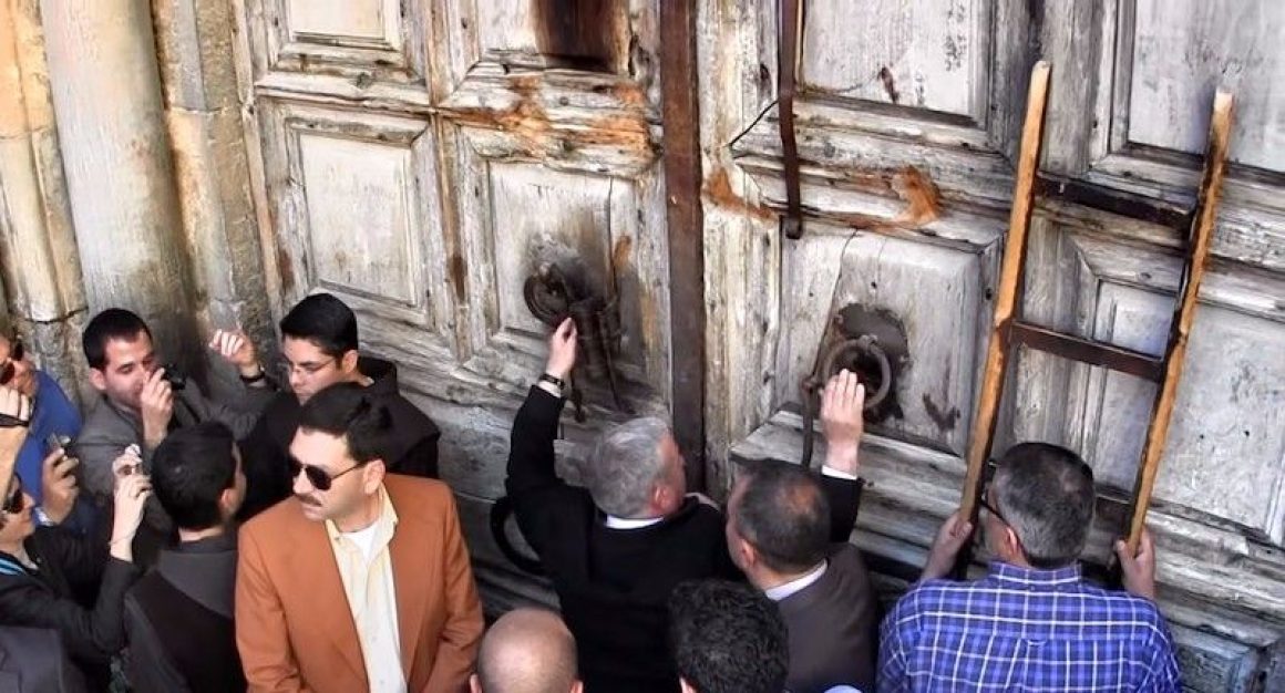 Dos familias musulmanas se transmiten desde hace siglos el honor de abrir la basílica del Santo Sepulcro