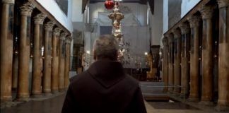 Un franciscano en la basílica de la Natividad en Belén