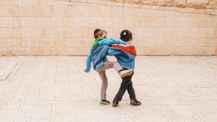 Dos niños en Jerusalén - foto de Cristina Gottardi en Unsplasl