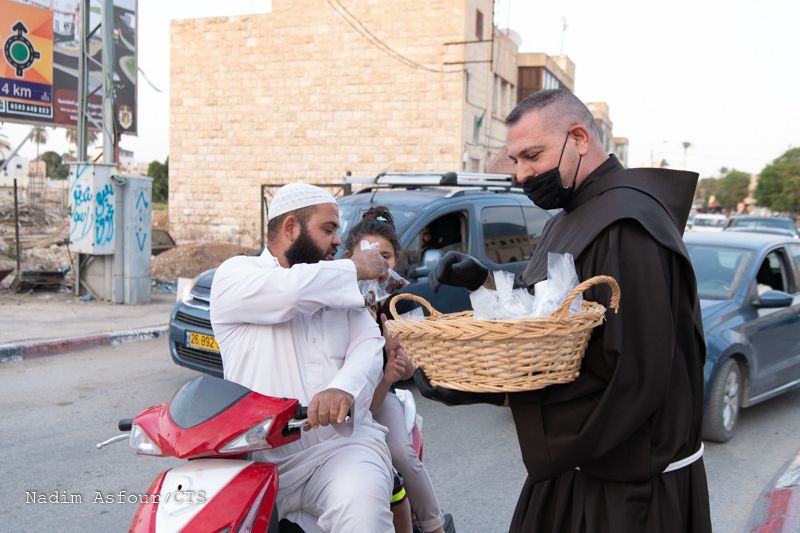 El párroco de Jericó reparte dátiles y bebida a la hora de acabar el ayuno de Ramadán