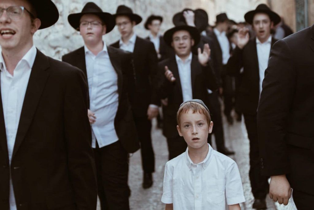 Jóvenes judíos haredíes, foto de Blake Campbell en Unsplash
